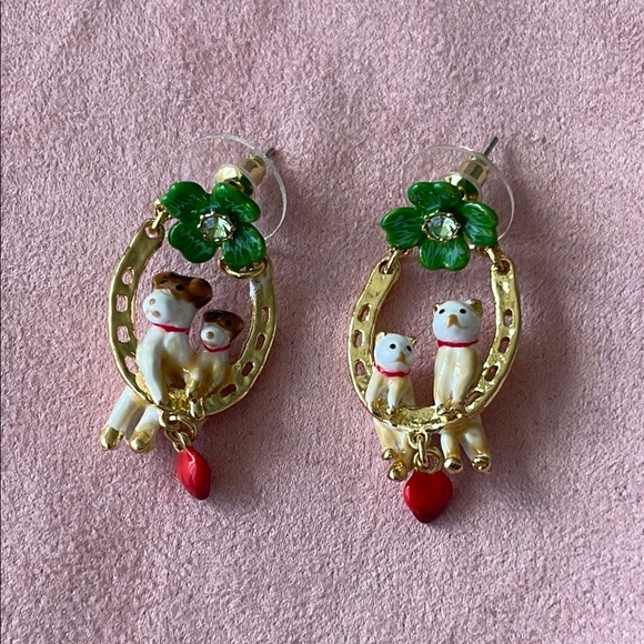 Les NEREIDES Charming dog 🐶  clover 🍀 Animal Earrings with Green and Red Accents - Picture 1 of 7